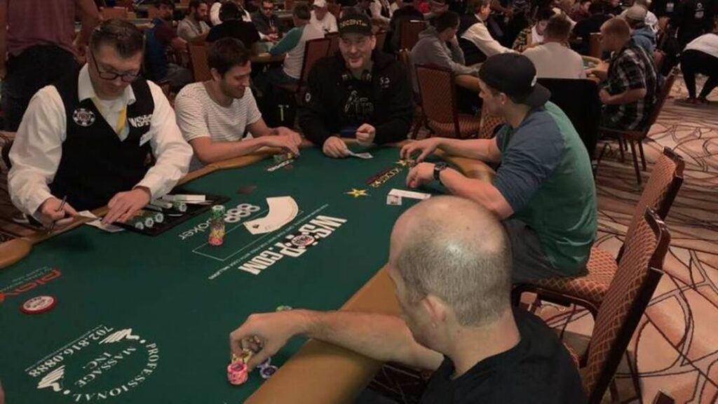 Poker tối đa bao nhiêu người