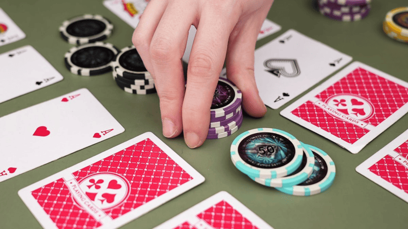 Chơi poker trực tuyến khác gì so với poker truyền thống tại casino 2