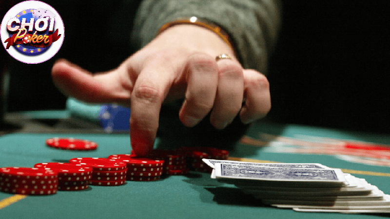 Luật chơi poker online và trực tiếp khác nhau như thế nào?