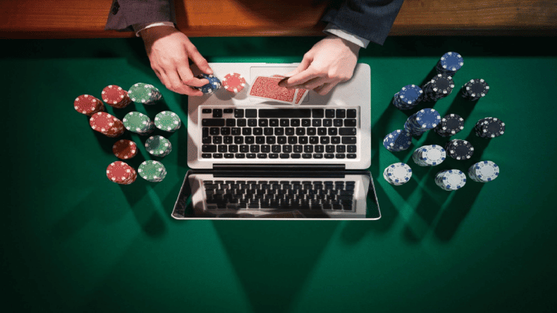 Luật chơi poker online cơ bản có khác gì với chơi trực tiếp không 3